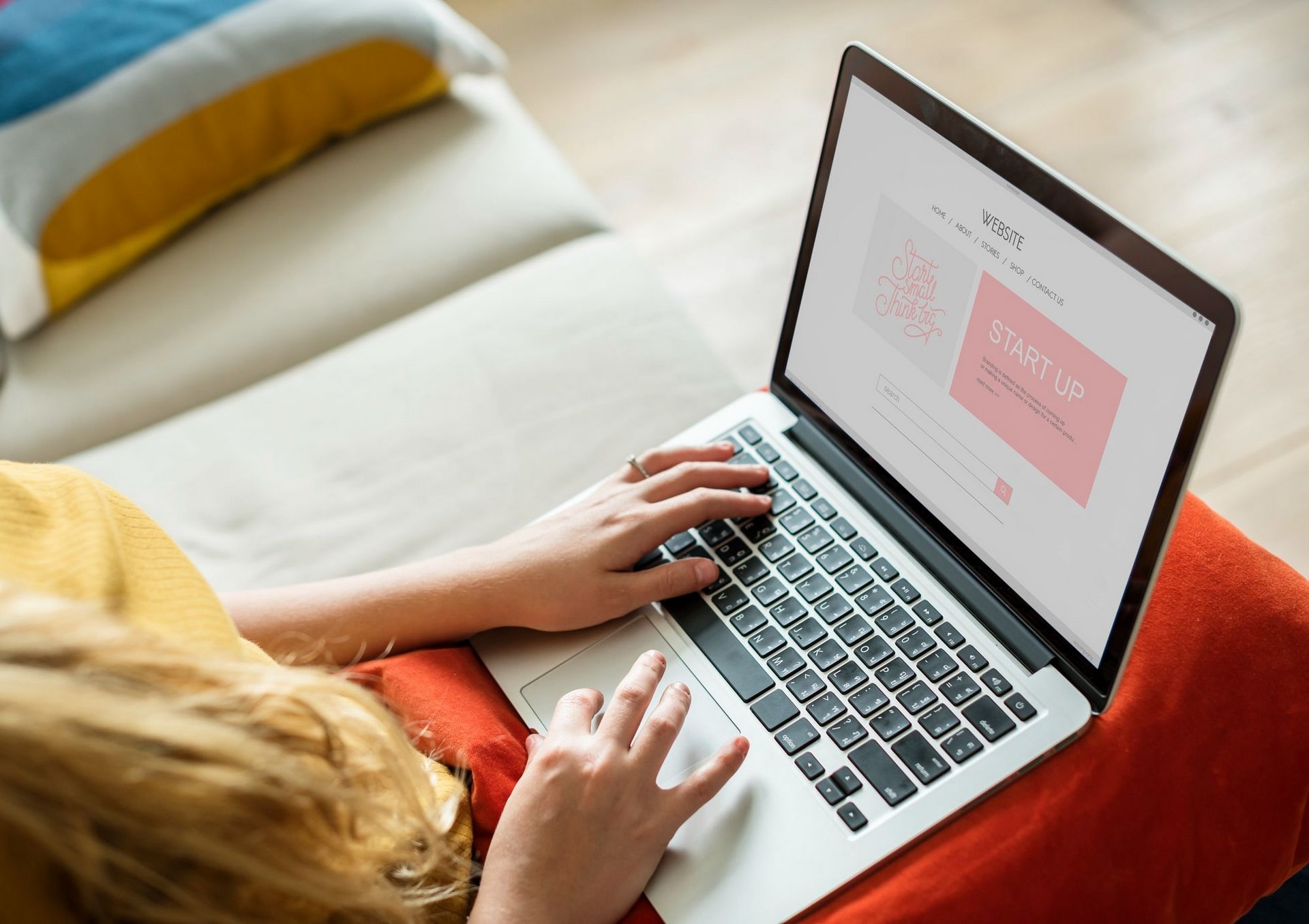 Personne utilisant son ordinateur portable pour consulter un site web